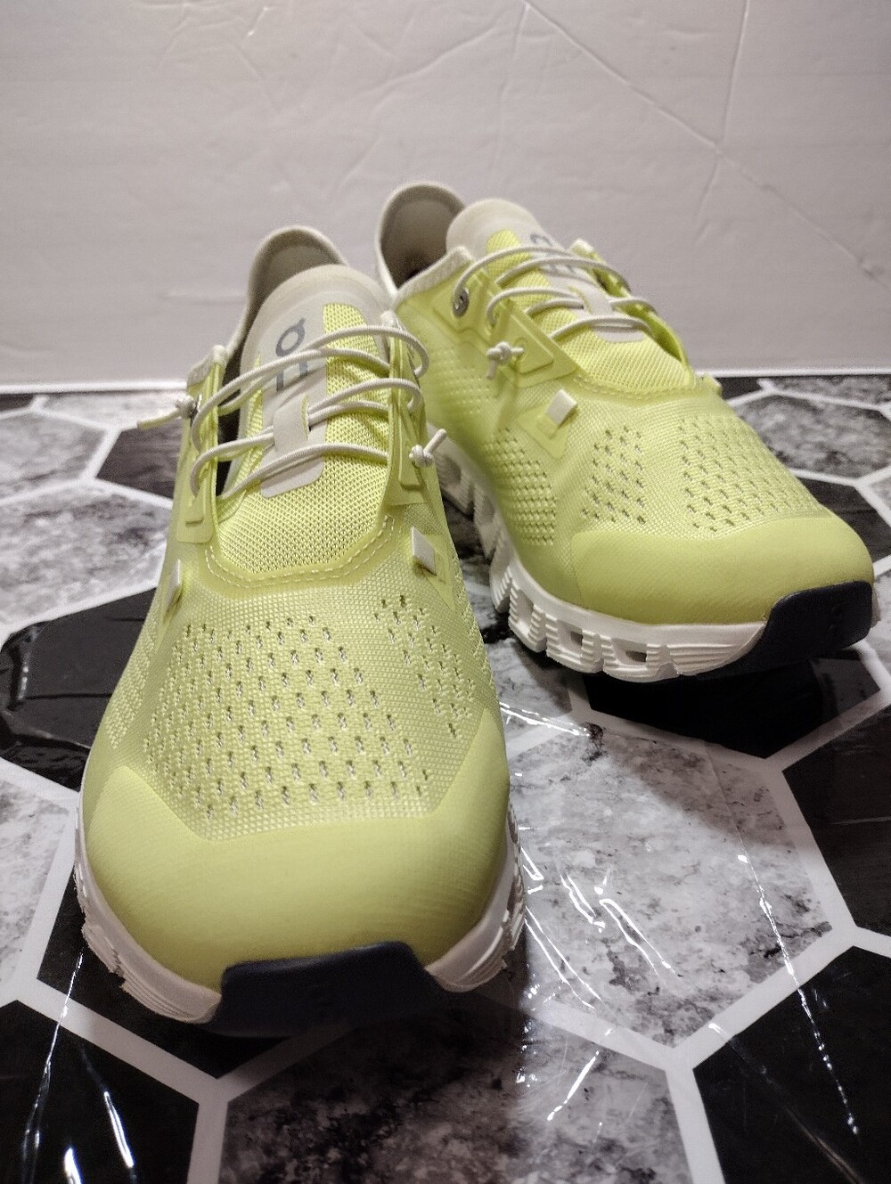 On Running Cloud 5 Coast sneakers in the Hay/Ivory colorway. Size 8 - Picture 5 of 11